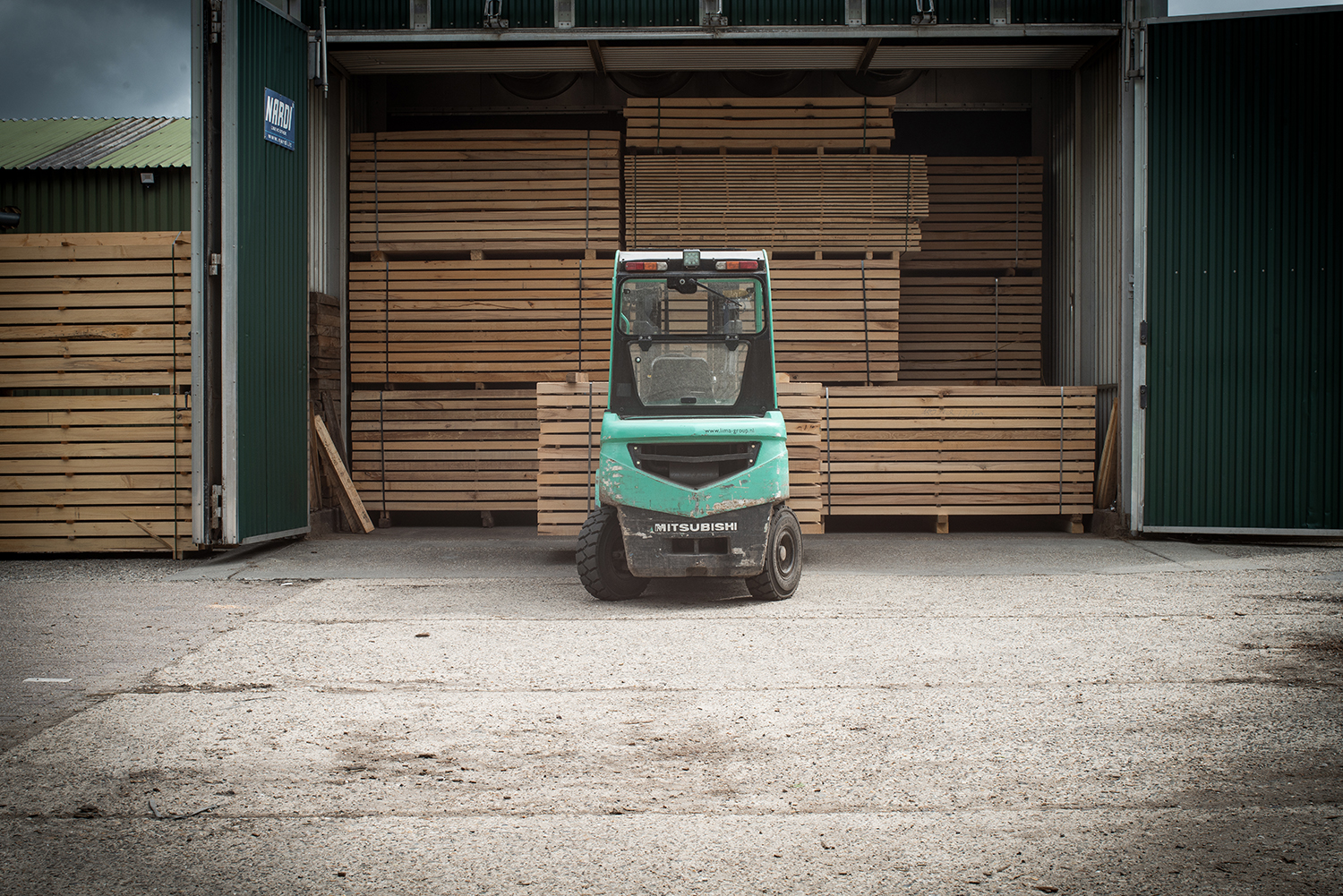 ©.Ivo Vleugels_Houtindistrie Pelzer-04863 Nardi droogkamer vullen met vers hout. Pelzer houtindustrie Wahlwiller - Foto Ivo Vleugels